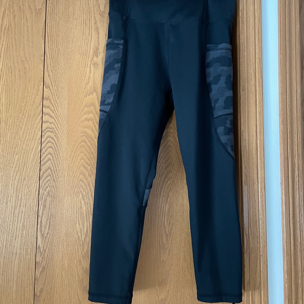 zyia size 6-8 cropped leggings. brand new never worn